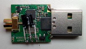 Foto de un descodificador de TDT para el ordenador sin su carcasa.